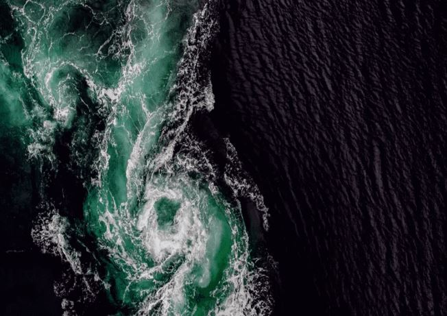 Đặc điểm là không có dấu hiệu rõ ràng trước khi xuất hiện, gây nguy hiểm cho tàu thuyền và người trên biển.