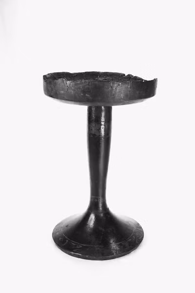 Điều bất ngờ là trong lăng mộ, cục pin sản xuất năm 2010 được phát hiện, đưa ra giả thuyết rằng nhóm mộ tặc đã sử dụng chúng để chiếu sáng trong điều kiện tối tăm của ngôi mộ cổ.