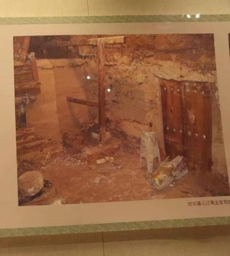 Các chuyên gia đã đánh giá chất lỏng trong mộ cổ là thủy ngân có độc tính cao. Chất độc này chảy ra từ bụng của người phụ nữ. Phần mặt, lõi xương và móng tay của người này bị thâm đen. Từ đây, nhóm nghiên cứu suy đoán người xưa sử dụng thủy ngân để ngăn chặn quá trình phân hủy của tử thi.