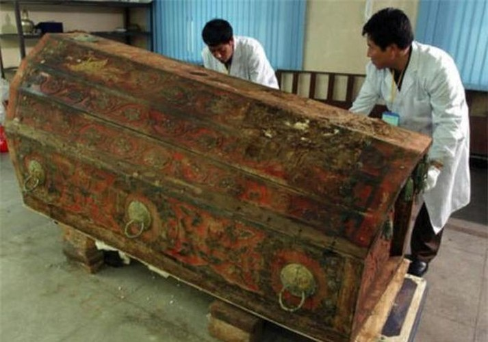 Lúc này, một nhà khảo cổ có kinh nghiệm lập tức hô to: Nguy hiểm, lùi lại, mọi người dừng đào, đi mặc quần áo bảo hộ! Sau khi trang bị các thiết bị bảo hộ đầy đủ, họ trở lại chỗ quan tài và kiểm tra tỉ mỉ