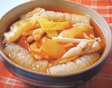 Bong bóng cá lạc là túi hơi của các loài cá và chứa nhiều dưỡng chất như protein, collagen, canxi, vitamin, và khoáng chất, rất tốt cho sức khỏe con người. Trong y học cổ truyền, bong bóng cá Lạc được cho là có tác dụng bổ thận, tư dưỡng cân mạch, và có lợi cho sức khỏe của thận.