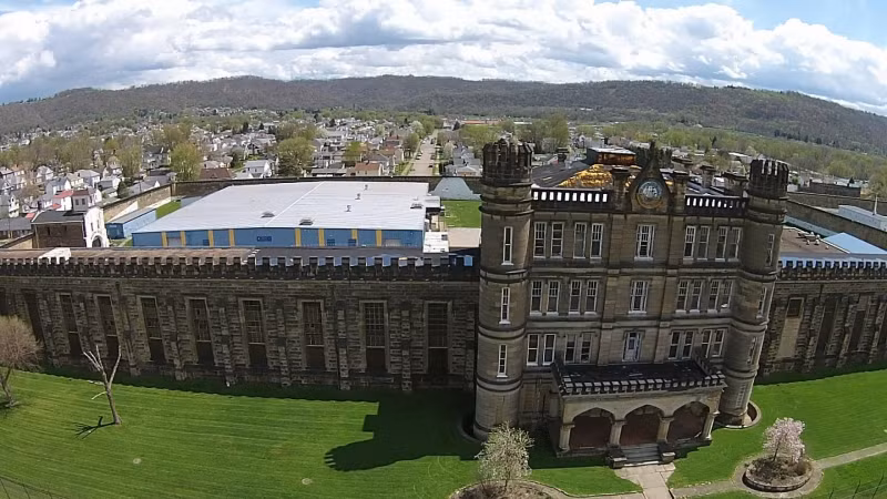 3. Nhà tù Moundsville - Mỹ: Nhà tù ở West Virginia, xây dựng từ năm 1876 đến 1995, nơi có hàng nghìn người tù chết. Nhiều bóng ma nổi tiếng, trong đó có Shadow Man. Người ta tổ chức các tour săn ma vào ban đêm cho du khách.