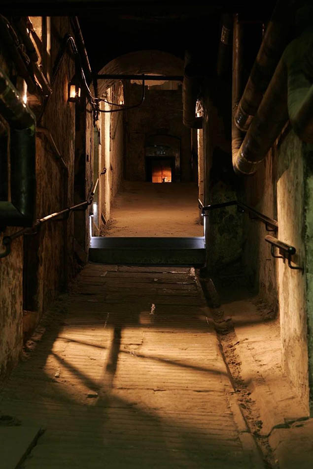 6. Ngõ cụt Mary King - Scotland: Là một lối đi cổ kính ở Edinburgh, Scotland, nổi tiếng với câu chuyện ma và hồn ma của nạn nhân dịch hạch. Du khách thường bắt gặp các hiện tượng siêu nhiên như tiếng cười và bước chân.