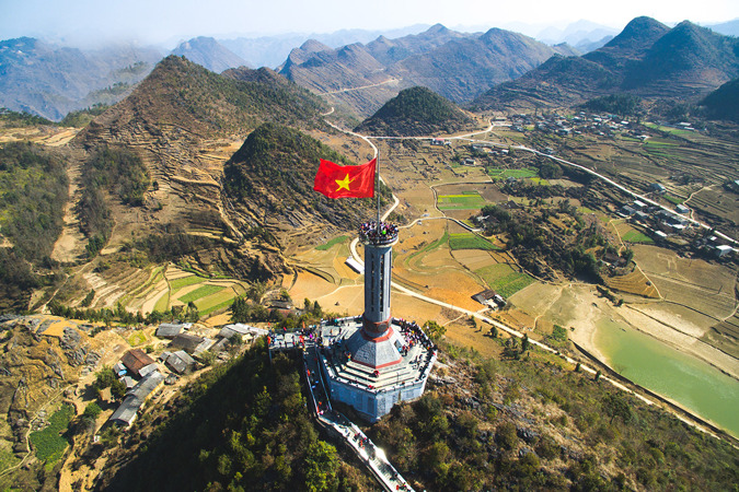 4. Hà Giang lần đầu tiên nhận giải "Điểm đến du lịch mới nổi hàng đầu châu Á". Đại diện Sở VHTT&amp;DL Hà Giang cho biết, giải thưởng là sự ghi nhận những nỗ lực của tỉnh trong việc xây dựng hình ảnh, phát triển đúng hướng, trọng tâm, bền vững. Cách Hà Nội khoảng 300 km, Hà Giang nổi tiếng với những cung đường ngoằn ngoèo, nguy hiểm nhưng vô cùng lý tưởng cho những người ưa khám phá, chinh phục.