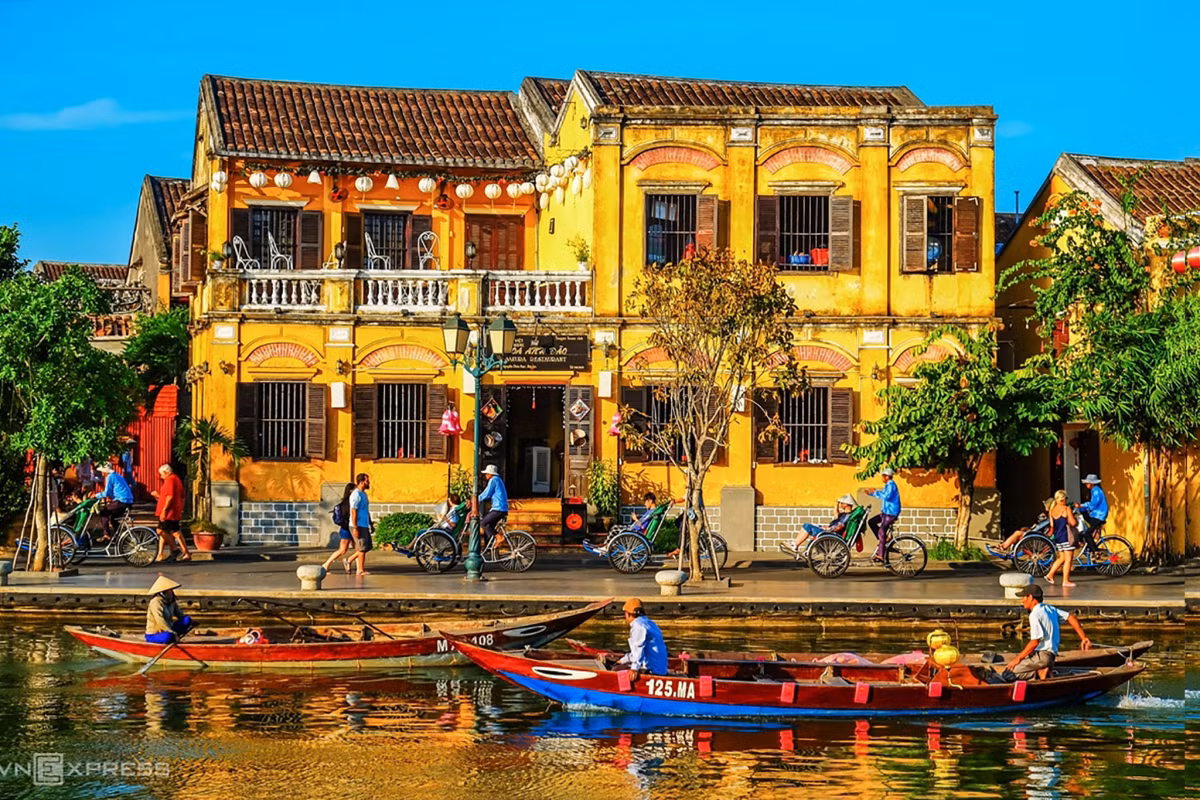 3. Hội An được xướng tên là "Điểm đến thành phố văn hóa hàng đầu châu Á", trong lần thứ 4 nhận danh hiệu này. Các năm đạt giải trước là 2022, 2021 và 2019. Hội An là một thành phố trực thuộc tỉnh Quảng Nam. Phố cổ Hội An từng là một thương cảng quốc tế sầm uất, gồm những di sản kiến trúc đã có từ hàng trăm năm trước, được UNESCO công nhận là di sản văn hóa thế giới từ năm 1999. (Ảnh VnEpress)