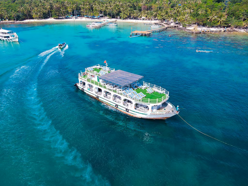 5. Phú Quốc lần đầu nhận giải "Hòn đảo du lịch sang trọng hàng đầu châu Á". Năm 2022, đại diện đến từ Kiên Giang được WTA vinh danh ở hạng mục "Hòn đảo có thiên nhiên hàng đầu khu vực". Giải thưởng cũng khẳng định sức hấp dẫn đặc biệt của Phú Quốc, hòn đảo đang nổi lên như một điểm đến không chỉ có vẻ đẹp hoang sơ mà còn vô cùng đa dạng trải nghiệm.