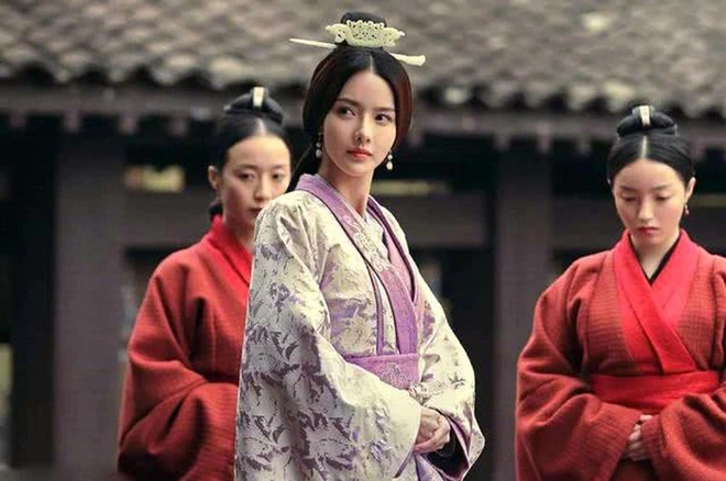 Tào Tháo vì mỹ nhân Trâu Thị và Lữ Bố vì Điêu Thuyền là những ví dụ, nhưng Chung Diêu vượt trội với trình độ háo sắc của mình.