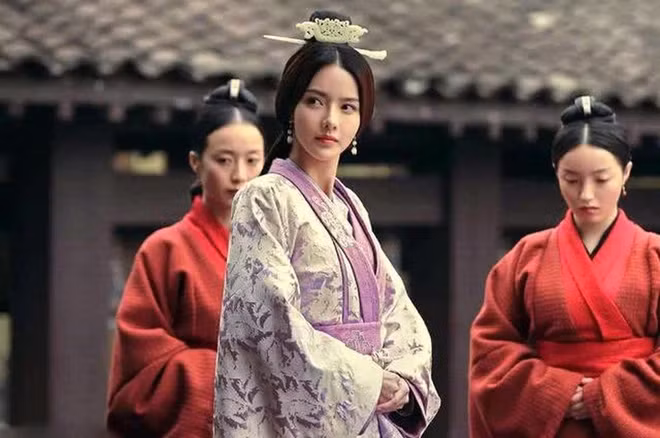 Tào Tháo vì mỹ nhân Trâu Thị và Lữ Bố vì Điêu Thuyền là những ví dụ, nhưng Chung Diêu vượt trội với trình độ háo sắc của mình.