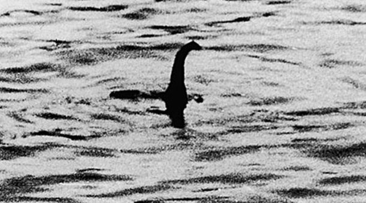 6.Quái vật hồ Loch Ness là một trong những bí ẩn lớn nhất thế giới chưa tìm ra lời giải. Sinh vật này lần đầu tiên được phát hiện vào năm 1802 tại hồ Loch Ness, gần thành phố Inverness, Scotland. Theo miêu tả của các nhân chứng, quái vật hồ Loch Ness có hình dáng khá giống khủng long và dài khoảng 45m. Trong suốt nhiều thế kỷ qua, giới chuyên gia cố gắng tìm kiếm sinh vật kỳ bí này nhưng không có kết quả.