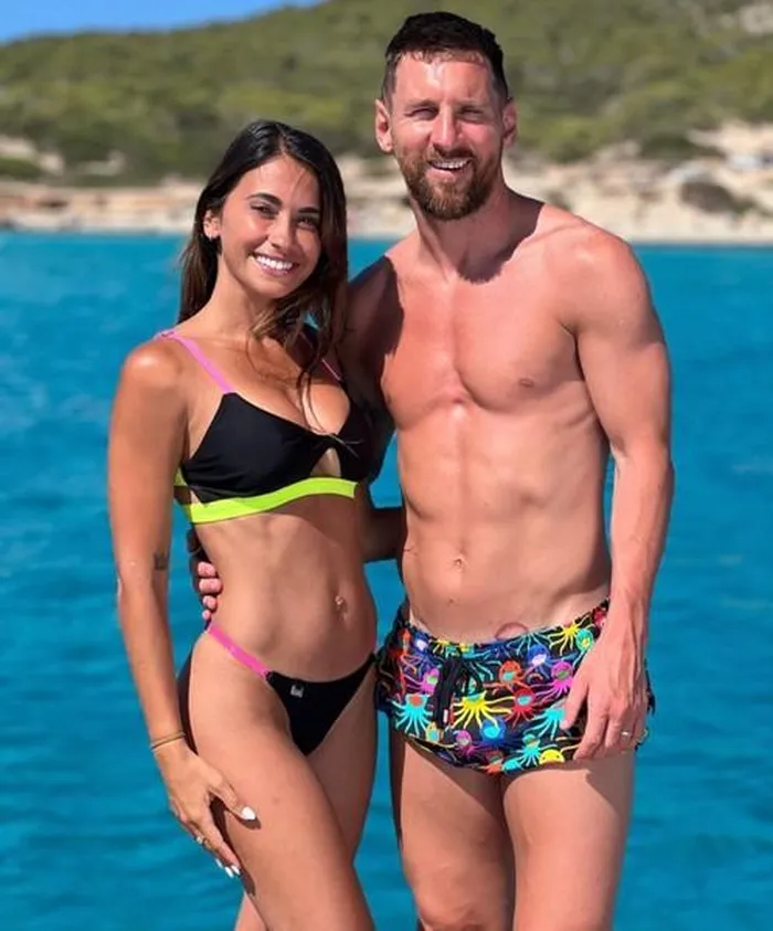 Năm 2007, Messi và Roccuzzo trở thành một cặp sau hơn 10 năm là bạn nhưng phải tới năm 2009, tiền đạo người Argentina mới công khai chuyện tình cảm.