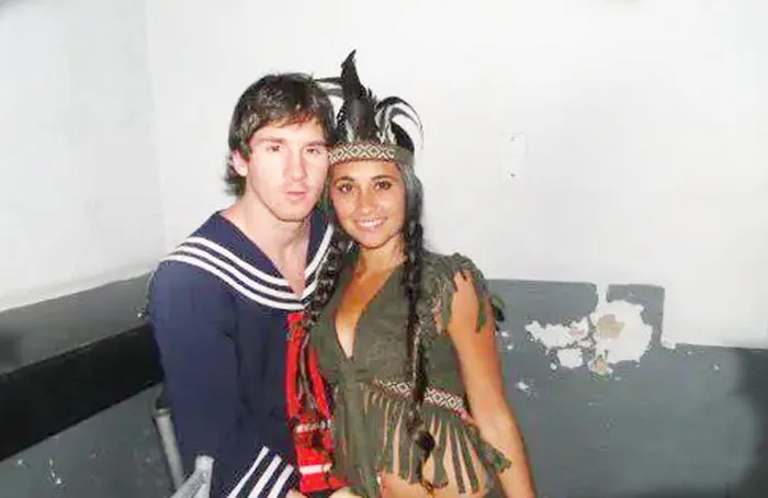 Năm 13 tuổi, Messi chuyển đến Barcelona để bắt đầu theo đuổi sự nghiệp bóng đá và dần nảy sinh tình cảm với cô bạn thân.