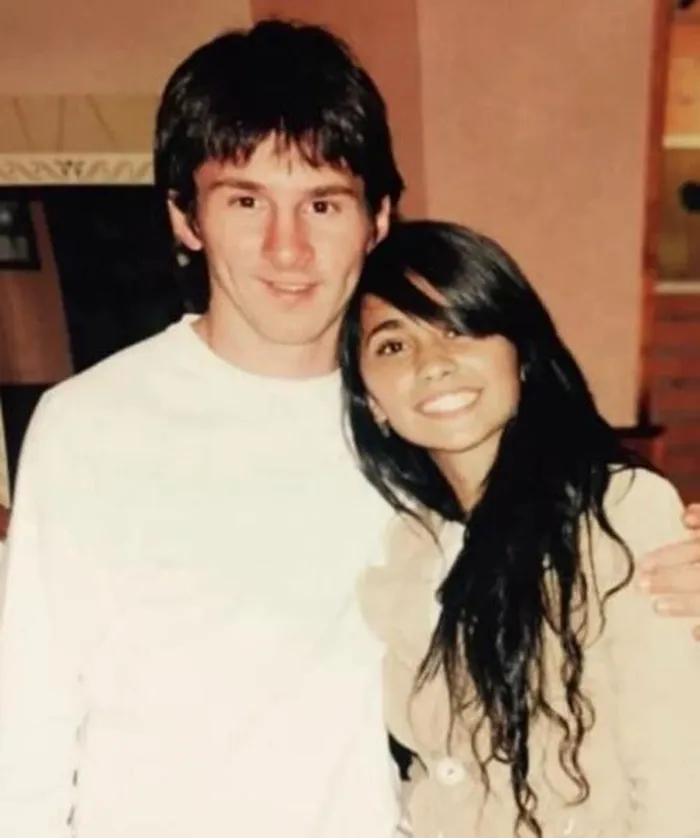 Roccuzzo và Messi gặp nhau lần đầu khi Messi mới 9 tuổi, thông qua người bạn chung là anh họ của Roccuzzo, cầu thủ Lucas Scaglia. 