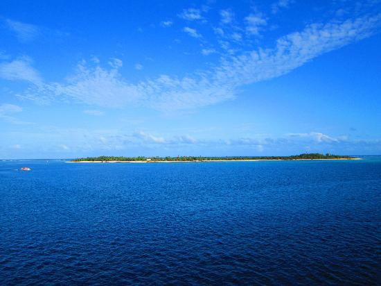 Trong không gian rộng lớn của biển Thái Bình Dương, hòn đảo kỳ lạ này có khả năng tự động tách thành hai phần. Sau một khoảng thời gian, hai phần nhỏ này sẽ đồng tự động ghép lại, tái tạo hòn đảo như cũ.