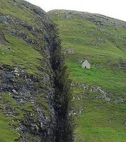 Đây không phải là một hòn đảo thông thường mà là một kỳ quan tự động chia rẽ và hòa quyện.