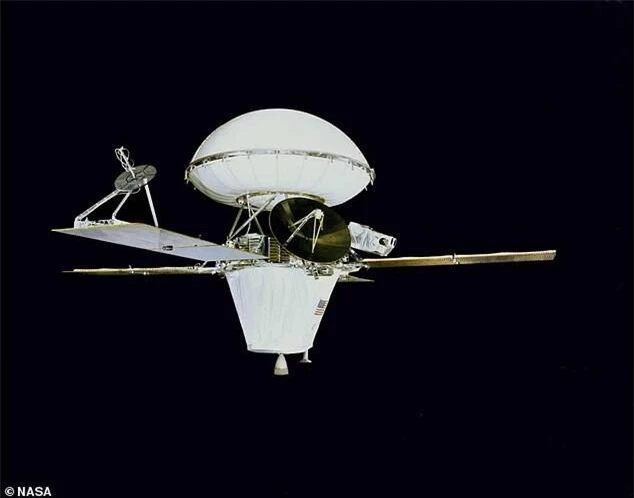 Tàu đổ bộ Viking của NASA đã thực hiện các thử nghiệm sinh học trên Sao Hỏa vào năm 1976 và được cho là đã tìm thấy bằng chứng về sự sống. Tuy nhiên, những thử nghiệm này đã gây ra những kết quả trái chiều và làm rối bời các nhà nghiên cứu trong nhiều thập kỷ.