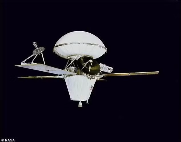 Tàu đổ bộ Viking của NASA đã thực hiện các thử nghiệm sinh học trên Sao Hỏa vào năm 1976 và được cho là đã tìm thấy bằng chứng về sự sống. Tuy nhiên, những thử nghiệm này đã gây ra những kết quả trái chiều và làm rối bời các nhà nghiên cứu trong nhiều thập kỷ.