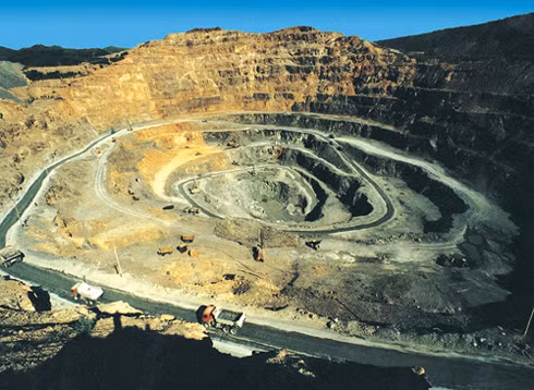 Khối đá chứa hơn 1 triệu carat kim cương và đã được phát hiện sâu 830m dưới lòng đất, trở thành mỏ kim cương lớn nhất được phát hiện ở Liêu Ninh trong thời gian gần đây.