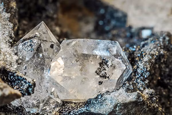 Sau khi công trình bị tháo dỡ để thăm dò, các chuyên gia xác nhận đây là kim cương tự nhiên. 