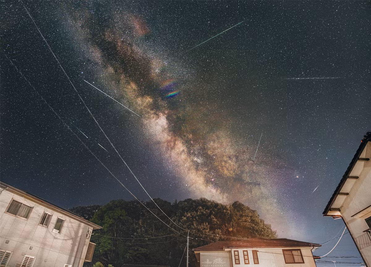 Mưa sao băng Quadrantids được đặt tên theo chòm sao gần với điểm nó phát ra trên bầu trời nhất là Quadrans Muralis. Tuy nhiên chòm sao mang tên Quadrans Muralis được cho là đã chết, hiện đã không còn tồn tại và bị loại khỏi danh sách các chòm sao do Liên minh Thiên văn Quốc tế (IAU) vào năm 1922.