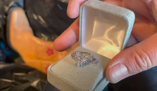 Archbold còn tìm thấy chiếc nhẫn lấp lánh nhét bên trong giày và nhiều vật phẩm quý giá khác.