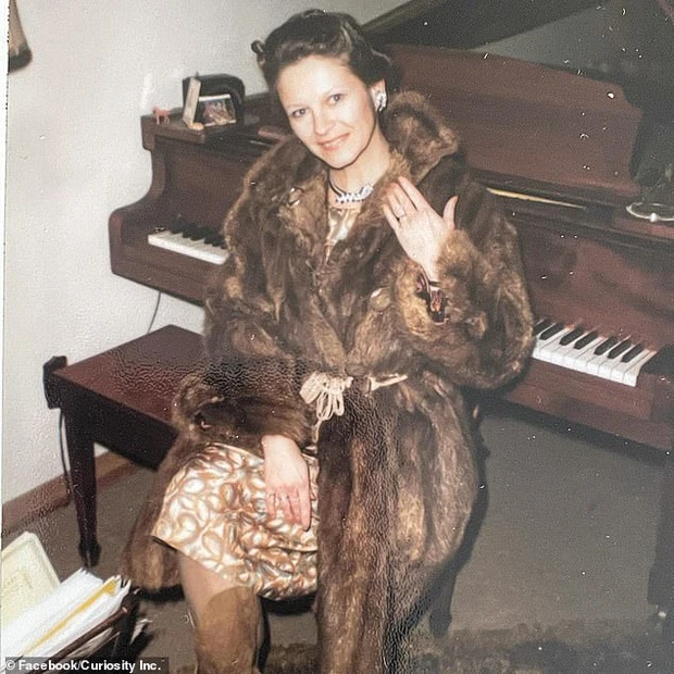 Madame Rac, giáo viên dạy nhạc và người yêu âm nhạc, được mô tả là một người phụ nữ giàu có và rất có gu ăn mặc.