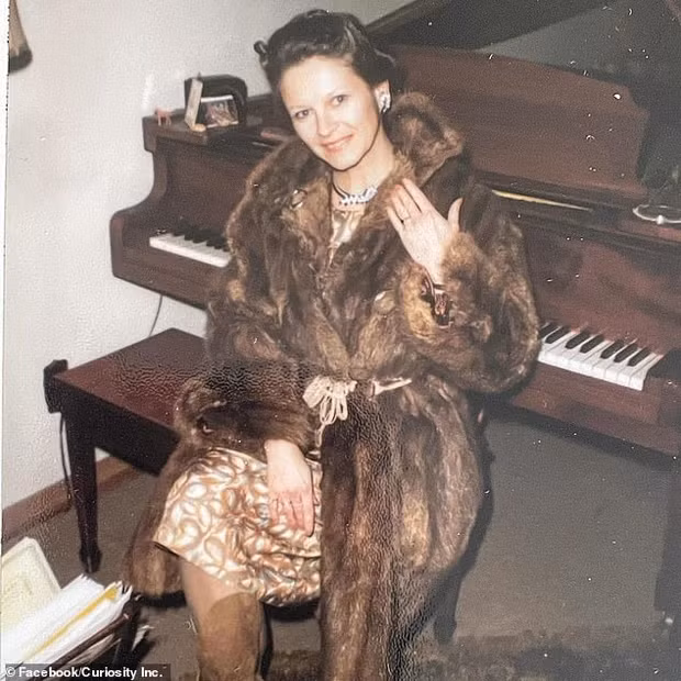 Madame Rac, giáo viên dạy nhạc và người yêu âm nhạc, được mô tả là một người phụ nữ giàu có và rất có gu ăn mặc.