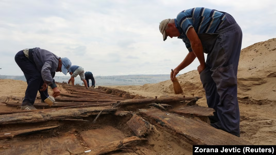 Tàu dài khoảng 20 mét, có đáy phẳng như sà lan và có thể chứa báu vật quan trọng liên quan đến thành đô Viminacium của Đế chế La Mã. Được khai quật bởi những người khai thác than, tàu được cho là từ thế kỷ thứ III hoặc IV SCN.