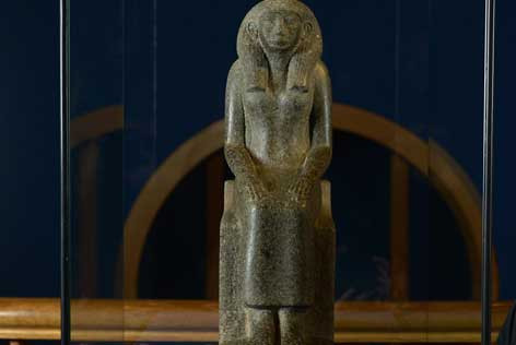 Ban đầu, nhà nghiên cứu Price cho rằng đã có người xoay bức tượng. Theo đó, ông đặt lại bức tường vào vị trí cũ. Tuy nhiên, sang ngày sau, ông Price lại phát hiện pho tượng quay theo hướng khác.