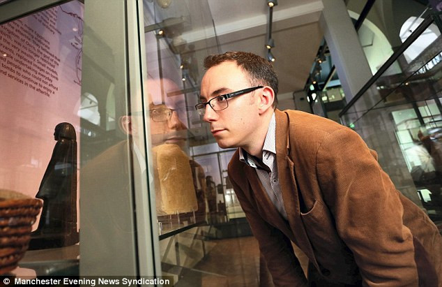 Cụ thể, bức tượng Neb-Senu của người Ai Cập cổ đại có niên đại 4.000 năm tuổi khiến nhân viên bảo tàng "bối rối" khi tự nhiên xoay chuyển.