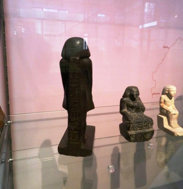 Việc bức tượng Neb-Senu tự dịch chuyển thu hút sự quan tâm của dư luận. Nhiều người không khỏi tò mò vì sao bức tượng có thể tự dịch chuyển. Theo đó, nhà khoa học Brian Cox cho rằng bức tượng có thể dịch chuyển là do ma sát.