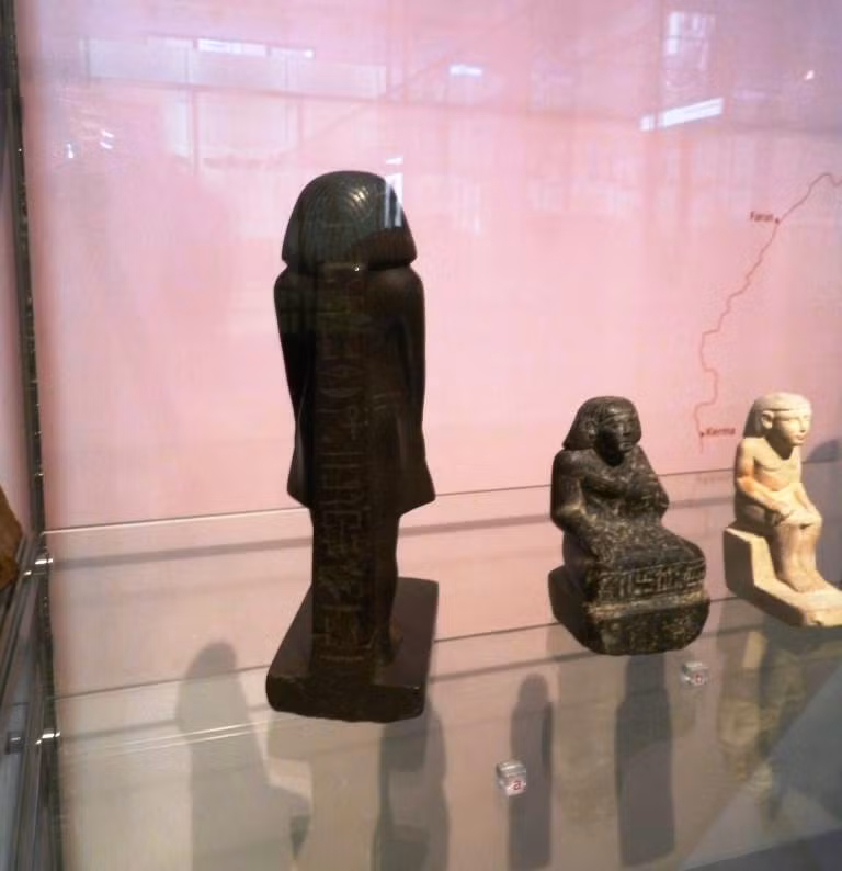 Việc bức tượng Neb-Senu tự dịch chuyển thu hút sự quan tâm của dư luận. Nhiều người không khỏi tò mò vì sao bức tượng có thể tự dịch chuyển. Theo đó, nhà khoa học Brian Cox cho rằng bức tượng có thể dịch chuyển là do ma sát.