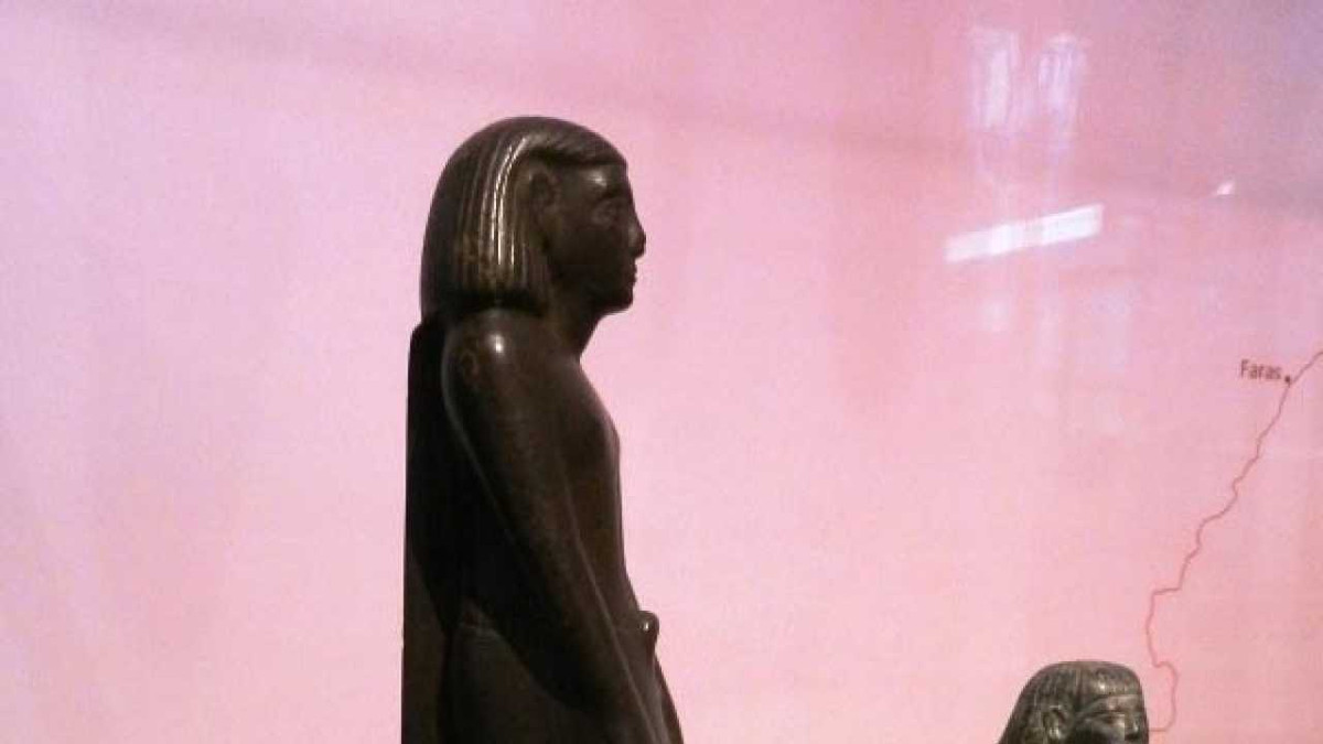 Theo quan điểm này, "linh hồn" chiếm giữ bức tượng Neb-Senu và khiến nó tự dịch chuyển một cách bí ẩn. Đây chỉ là giả thuyết, cho đến nay, vì sao bức tượng cổ có thể tự xoay chuyển vẫn là câu hỏi lớn chưa tìm ra lời giải.