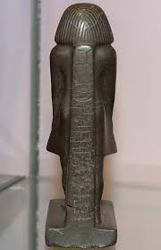 Ban đầu, nhà nghiên cứu Price cho rằng đã có người xoay bức tượng. Theo đó, ông đặt lại bức tường vào vị trí cũ. Tuy nhiên, sang ngày sau, ông Price lại phát hiện pho tượng quay theo hướng khác.