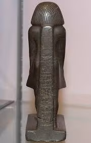 Ban đầu, nhà nghiên cứu Price cho rằng đã có người xoay bức tượng. Theo đó, ông đặt lại bức tường vào vị trí cũ. Tuy nhiên, sang ngày sau, ông Price lại phát hiện pho tượng quay theo hướng khác.