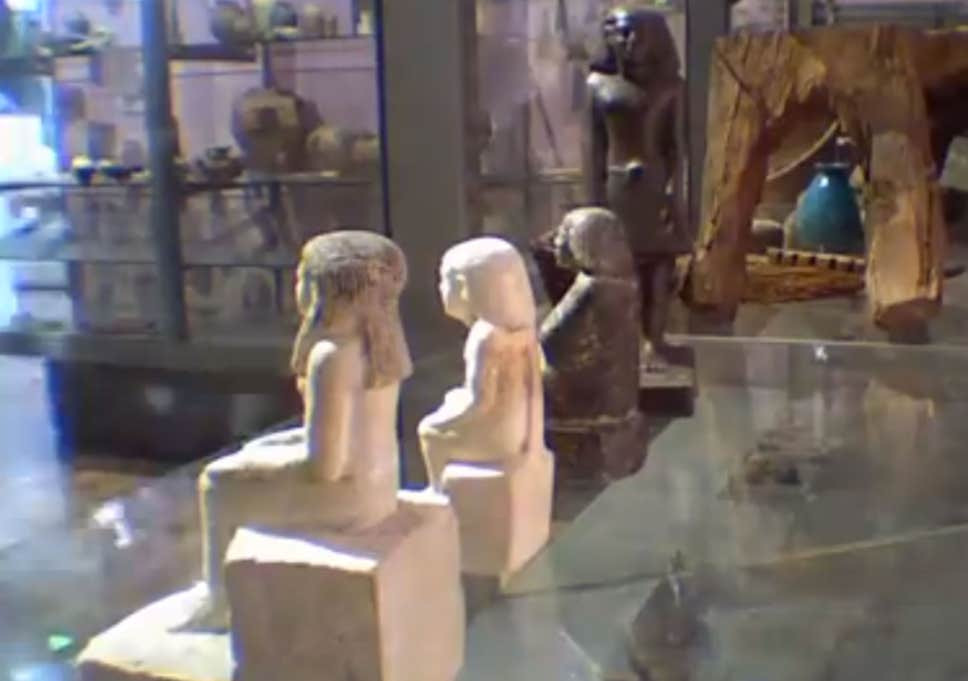 Vào năm 2013, dư luận thế giới xôn xao khi nhân viên tại bảo tàng Manchester ở Manchester (Anh) tiết lộ về chuyện bí ẩn xảy đến với một bức tượng Ai Cập cổ đại.