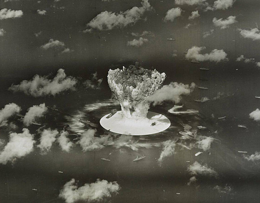 Theo ước tính, các quốc gia trên thế giới hiện sở hữu hơn 15.000 đầu đạn hạt nhân. Trong số này, Mỹ và Nga là hai quốc gia hàng đầu trong việc sở hữu kho vũ khí hạt nhân "khủng".