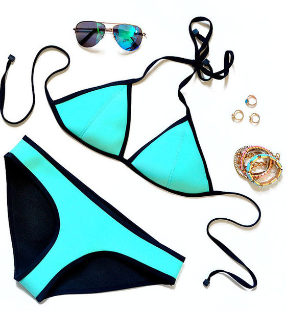 Vào thời điểm ấy, chính phủ Mỹ yêu cầu các nhà sản xuất thời trang phải tiết kiệm vải vóc cho chiến tranh nên những bộ đồ bơi với nhiều khoảng trống "khoe" đường cong cơ thể phụ nữ được tạo ra và được đặt tên là bikini.