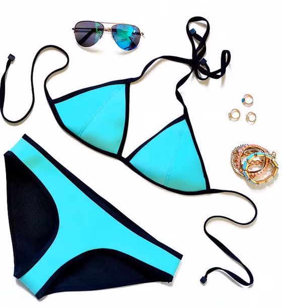 Vào thời điểm ấy, chính phủ Mỹ yêu cầu các nhà sản xuất thời trang phải tiết kiệm vải vóc cho chiến tranh nên những bộ đồ bơi với nhiều khoảng trống "khoe" đường cong cơ thể phụ nữ được tạo ra và được đặt tên là bikini.