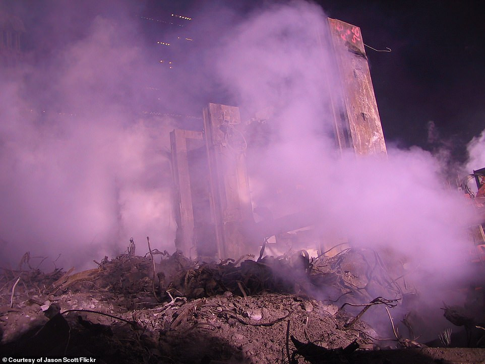 Khói bụi mù mịt bốc ra từ tòa tháp đôi WTC trong suốt nhiều ngày sau khi nơi này bị không tặc tấn công.