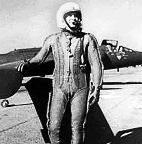 Phía Liên Xô cũng bắt giữ được phi công lái chiếc U-2 trên là Francis Gary Powers ngay khi người này nhảy dù xuống mặt đất.