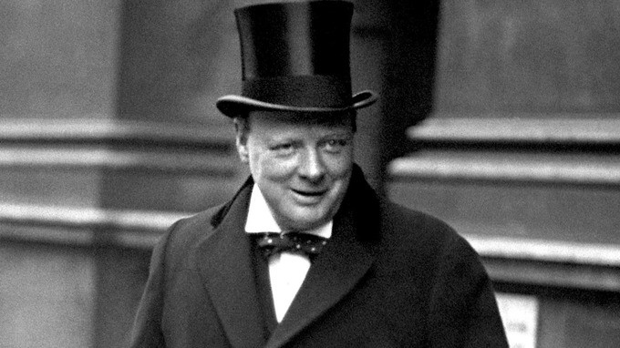 Trong cuốn hồi ký, Thủ tướng Churchill viết rằng, khi ấy, linh tính mách bảo ông nhanh chóng rời khỏi chỗ đang đứng.