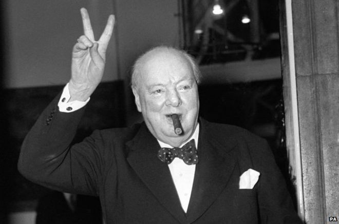 Ngay khi vừa di chuyển , một quả bom rơi xuống và nổ ngay vị trí mà Thủ tướng Churchill vừa đứng. Theo đó, ông may mắn thoát nạn một cách thần kỳ.