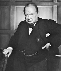 Trong tình hình nguy hiểm trên, lái xe của Thủ tướng Churchill vội vã nổ máy để nhanh chóng di chuyển khỏi khu vực ấy. Tuy nhiên, Thủ tướng Churchill đang đứng gần xe lại không lên xe ngay. Thay vào đó, ông đi vòng ra phía sau xe.