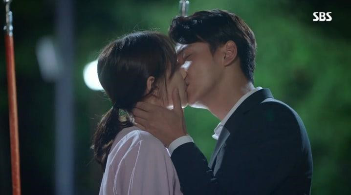 Yoon Shi Yoon: Ngôi sao của phim sitcom Gia đình là số 1 luôn được đánh giá cao về khả năng diễn xuất. Anh cũng là ứng cử viên sáng giá cho danh sách những sao nam sở hữu nhiều cảnh hôn đẹp nhất trên màn ảnh Hàn. Trong Flower, I am, nụ hôn cháy bỏng giữa Yoon Shi Yoon và bạn diễn Lee Ji Ah đã khiến không ít khán giả rung động. Nam diễn viên còn có cơ hội phô diễn kỹ năng hôn “thần sầu” của mình qua nhiều phân cảnh mùi mẫn với bạn diễn Lee Yoo Young trong bộ phim Your Honor.