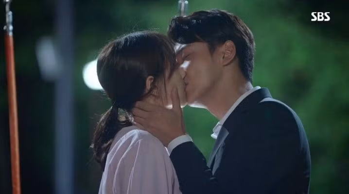 Yoon Shi Yoon: Ngôi sao của phim sitcom Gia đình là số 1 luôn được đánh giá cao về khả năng diễn xuất. Anh cũng là ứng cử viên sáng giá cho danh sách những sao nam sở hữu nhiều cảnh hôn đẹp nhất trên màn ảnh Hàn. Trong Flower, I am, nụ hôn cháy bỏng giữa Yoon Shi Yoon và bạn diễn Lee Ji Ah đã khiến không ít khán giả rung động. Nam diễn viên còn có cơ hội phô diễn kỹ năng hôn “thần sầu” của mình qua nhiều phân cảnh mùi mẫn với bạn diễn Lee Yoo Young trong bộ phim Your Honor.