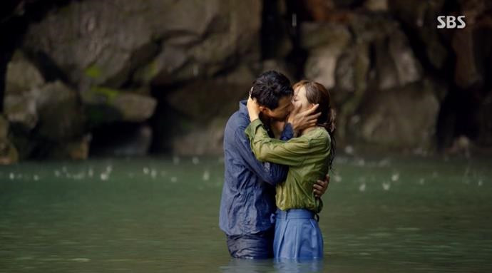 Jo In Sung: Đây là cái tên không thể thiếu mỗi khi người hâm mộ nhắc đến những sao nam hôn giỏi nhất trên màn ảnh nhỏ xứ kim chi. Trong bất cứ bộ phim nào, Jo In Sung cũng khiến người xem phải ngượng ngùng khi chứng kiến những cảnh hôn như “nuốt” bạn diễn của anh. Màn "khóa môi" đáng nhớ nhất của Jo In Sung nằm trong bộ phim It’s Okay, That’s Love. Anh và nữ diễn viên xinh đẹp Gong Hyo Jin đã thực hiện một cảnh hôn dưới thác nước, trong khi quần áo của cả hai đều ướt sũng. Người xem có thể cảm nhận được tình cảm mãnh liệt mà hai nhân vật dành cho nhau thông qua nụ hôn nóng bỏng đó.