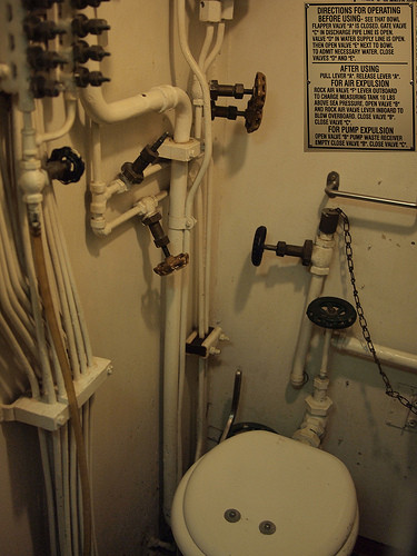 Tuy nhiên, người kỹ sư này lại vặn nhầm van và vô tình khiến dòng chất thải và nước biển tràn ngược vào bên trong tàu ngầm. Theo đó, nước biển tràn vào gây ra hàng loạt phản ứng hóa học khiến khí độc Clo được hình thành. Trước tình huống nguy hiểm, thuyền trưởng ra lệnh cho thủy thủ đưa tàu ngầm nổi lên mặt nước.