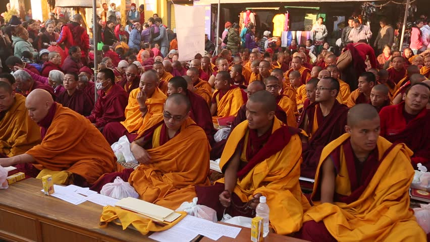 Cụ thể, ngay sau khi viên tịch, da của nhà sư Khenpo Achö trở nên sáng trắng hơn. Vài ngày sau, thi thể của nhà sư bắt đầu co nhỏ lại.