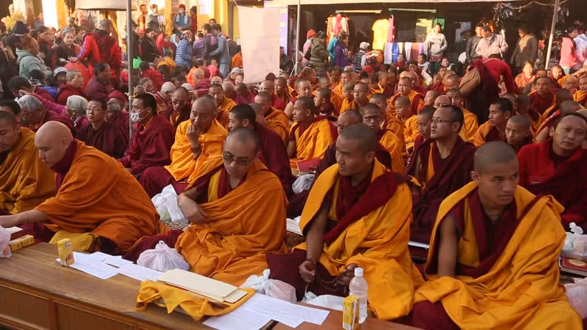 Cụ thể, ngay sau khi viên tịch, da của nhà sư Khenpo Achö trở nên sáng trắng hơn. Vài ngày sau, thi thể của nhà sư bắt đầu co nhỏ lại.