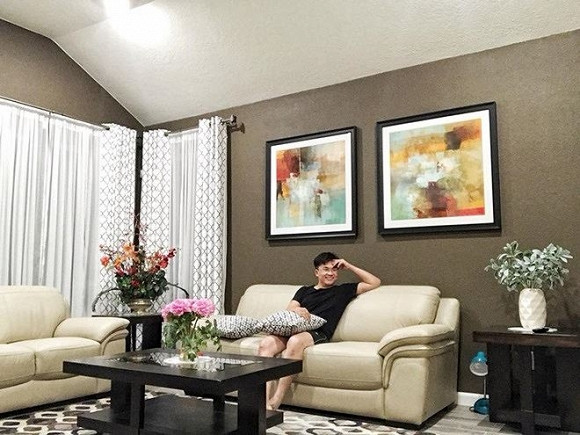 Với những hoàn cảnh nghệ sĩ gặp khó khăn, bệnh tật - Đại Nghĩa cũng là người tích cực nhất kêu gọi, vận động ủng hộ để lấy tiền chạy chữa. Chính bởi vậy, từ giới nghệ sĩ đến công chúng ái mộ hay bà con nông dân đều yêu quý nam MC họ Bùi.